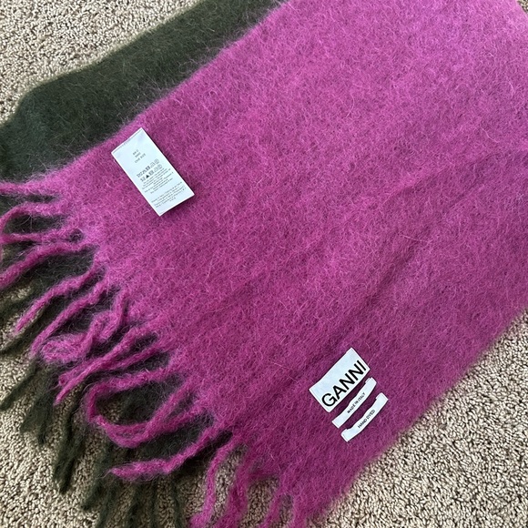 Ganni Scarf - Picture 3 of 4